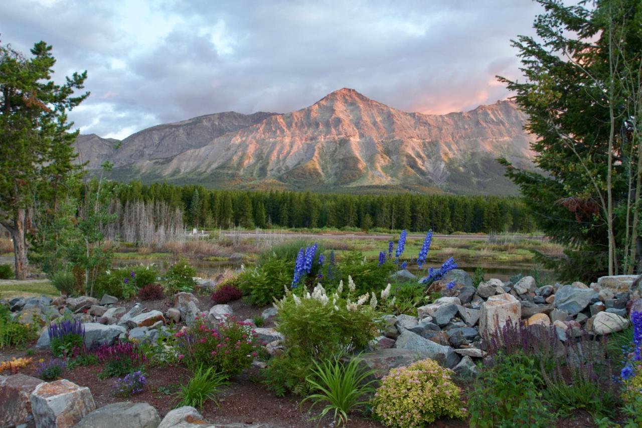 Summit Mountain Lodge And Steakhouse East Glacier Park Village ภายนอก รูปภาพ