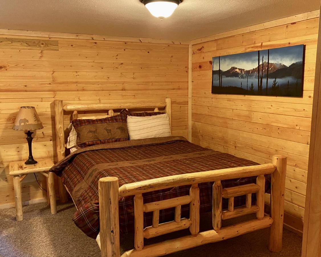 Summit Mountain Lodge And Steakhouse East Glacier Park Village ภายนอก รูปภาพ