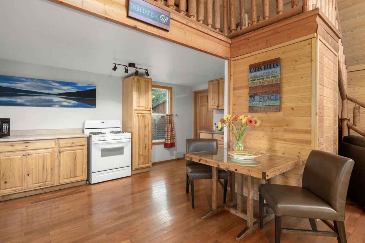 Summit Mountain Lodge And Steakhouse East Glacier Park Village ภายนอก รูปภาพ
