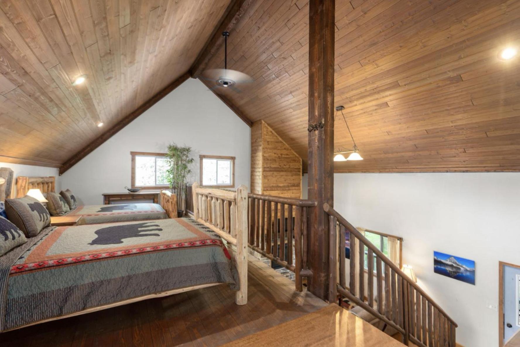 Summit Mountain Lodge And Steakhouse East Glacier Park Village ภายนอก รูปภาพ