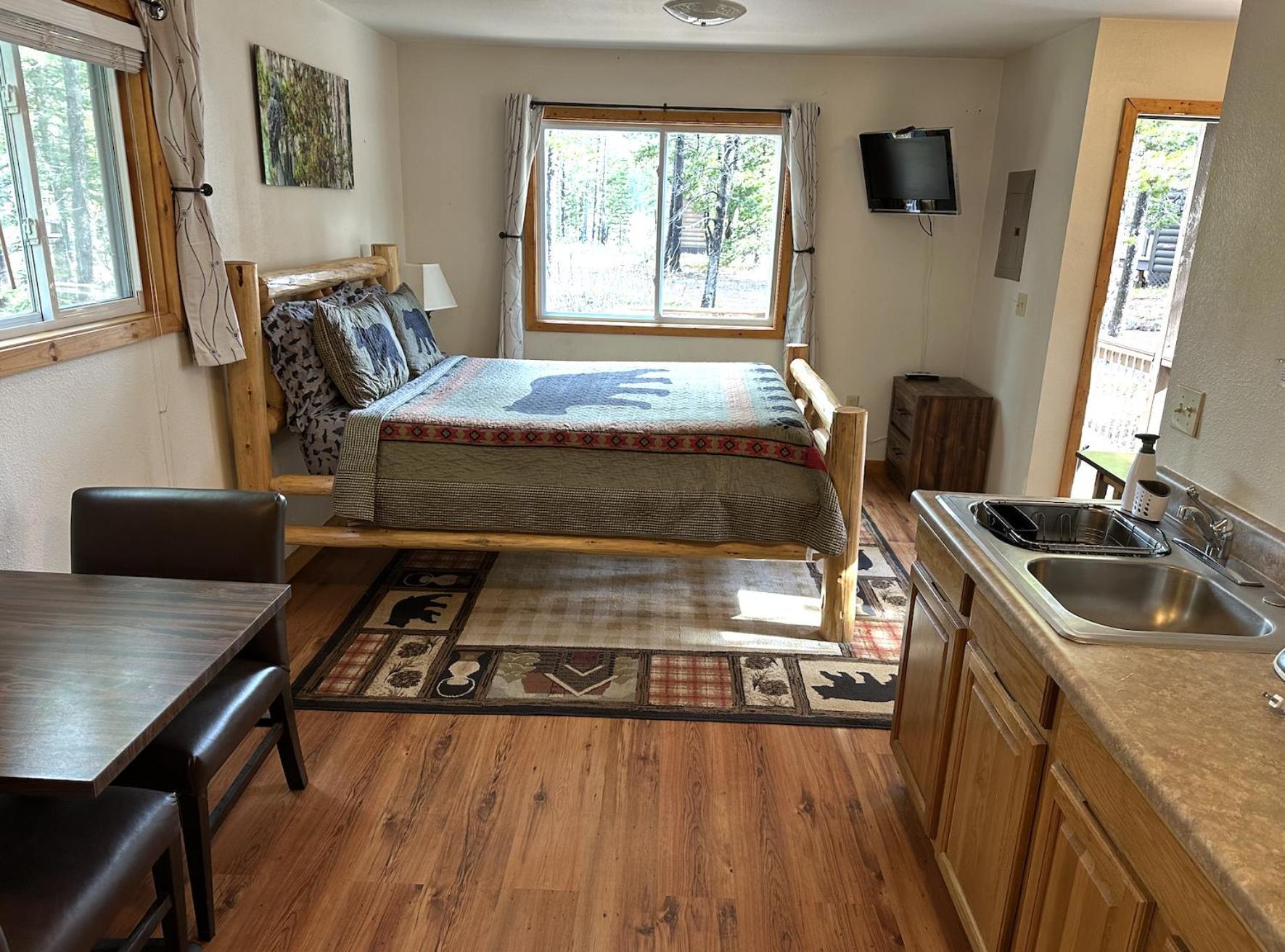 Summit Mountain Lodge And Steakhouse East Glacier Park Village ภายนอก รูปภาพ