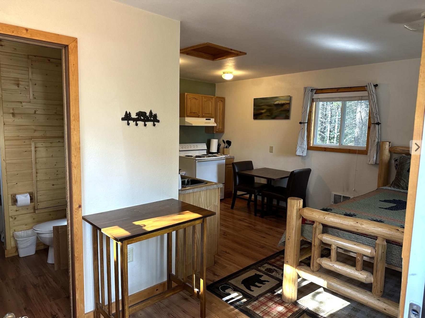 Summit Mountain Lodge And Steakhouse East Glacier Park Village ภายนอก รูปภาพ