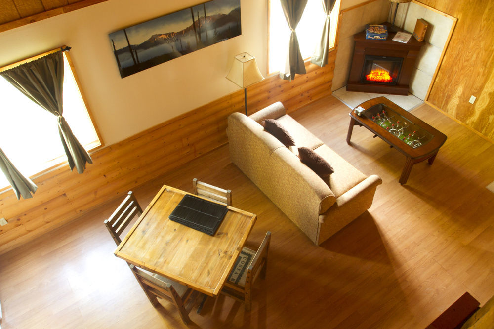 Summit Mountain Lodge And Steakhouse East Glacier Park Village ภายนอก รูปภาพ