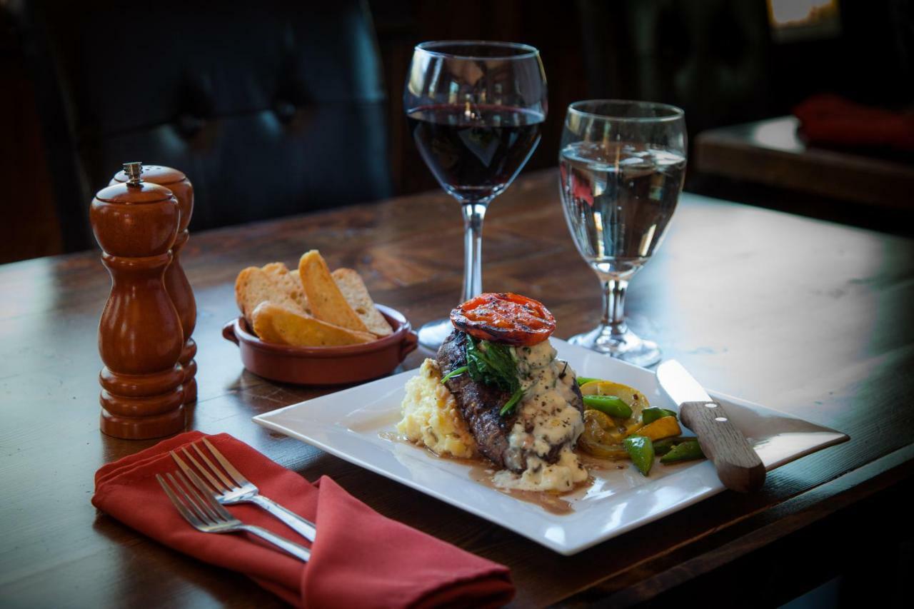 Summit Mountain Lodge And Steakhouse East Glacier Park Village ภายนอก รูปภาพ