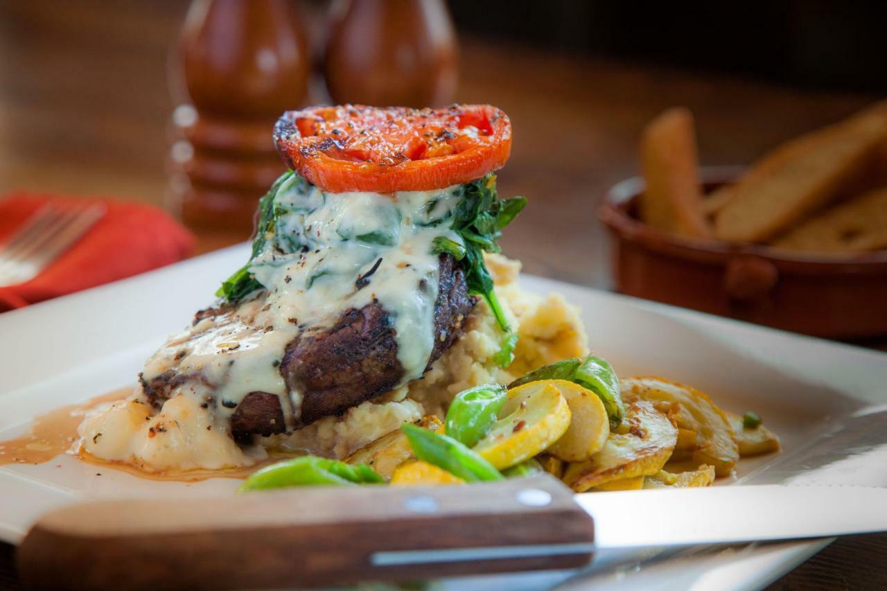 Summit Mountain Lodge And Steakhouse East Glacier Park Village ภายนอก รูปภาพ